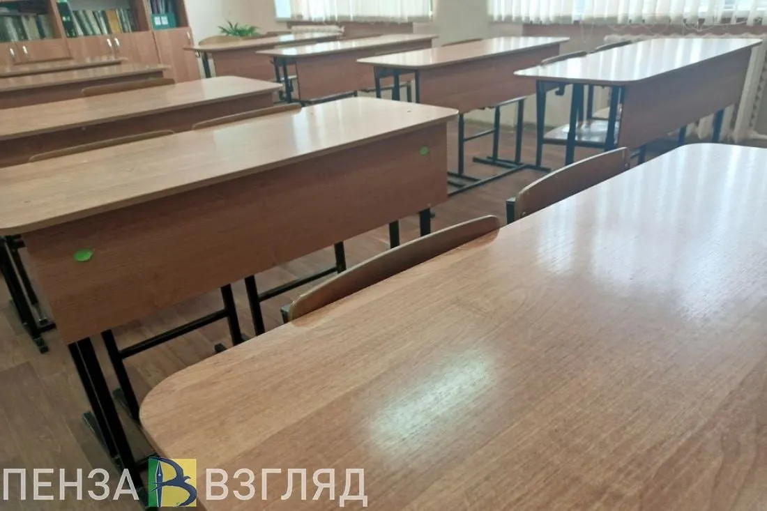 Мельниченко объявил о переводе пензенских учащихся на дистанционку 7 и 8 мая Власти Пензенской области сообщили что в четверг и пятницу 7 и 8 мая обучение учащихся школ колледжей и вузов нескольких городов региона будет организовано в дистанционном формате Об этом стало известно по итогам заседания оперативного штаба Пензенской области которое состоялось рано утром 7 мая Губернатор Пензенской области Олег Мельниченко сообщил что было принято решение перевести школьников и студентов на дистанционное обучение в дни оставшиеся до праздников По его словам это касается школ и средних профессиональных учебных заведений Пензы Заречного Сердобска и Нижнего Ломова а также вузов Глава региона подчеркнул что решение было принято Оперативным штабом Пензенской области в связи с участившимися случаями объявления Ракетной опасности и атаками на наш регион беспилотных летательных аппаратов Чтобы не упустить главное подпишитесь на нас в МАХ