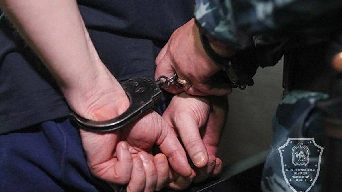 Бывшему полицейскому дали 18 лет лишения свободы за диверсию и госизмену в Челябинске Челябинский областной суд вынес приговор бывшему сотруднику полиции за диверсию ч 1 ст 281 УК РФ и госизмену ст 275 УК РФ сообщает антитеррористическая комиссия Челябинской области со ссылку на пресс службу областного УФСБ Суд и следствие установили что мужчину в сентябре 2024 года завербовал агент украинских спецслужб Подсудимый прошел подготовку по соблюдению конспирации и изготовлению зажигательных устройств Затем он совершил диверсию на объекте транспорта Злоумышленника задержали сотрудники УФСБ по Челябинской области 42 летний диверсант получил 18 лет лишения свободы Помимо этого он заплатит штраф почти в 700 тысяч рублей и лишится звания старшего лейтенанта полиции запаса Приговор может быть обжалован Похожее дело рассматривали в областном центре в конце 2024 года Тогда другой бывший сотрудник правоохранительных органов получил 16 лет лишения свободы по тем же статьям kursdela biz Подписаться Прислать новость novosti chelyab bot