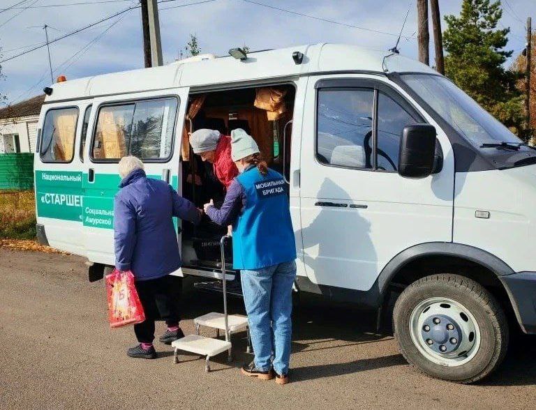 Более 3 800 амурчанам Мобильные бригады помогли пройти диспансеризацию и медицинские осмотры в 2025 году На территории региона по президентскому нацпроекту Семья функционирует 25 служб Мобильная бригада Они оказывают помощь жителям сёл старше 65 лет и людям с инвалидностью В том числе отвозят амурчан в учреждения здравоохранения и обратно домой Кроме того специалисты доставляют лекарства медицинские изделия продукты и предметы первой необходимости В текущем году они помогли уже 3 318 гражданам Более 400 пенсионеров благодаря службам прошли вакцинацию а к 921 жителю были доставлены медработники для оказания помощи на дому По вопросам соцобслуживания можно обратиться на горячую линию регионального координационного центра по тел 8 800 201 42 42 Главное про Дальний Восток