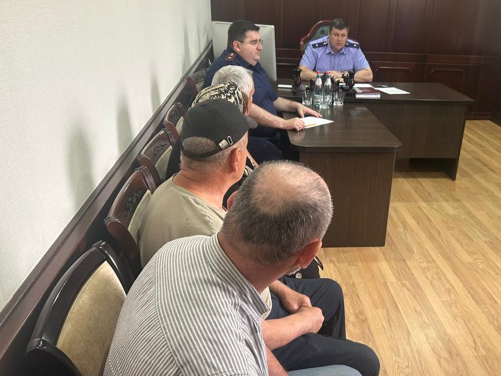 Руководитель следственного управления провел личный прием граждан 16 июня 2025 года в здании Буйнакского межрайонного следственного отдела в г. Буйнакске руководитель следственного управления Следственного комитета Российской Федерации по Республике Дагестан генерал-майор юстиции Дмитрий Владимирович Беляев провел личный прием граждан – работников ООО «Севкавдорстрой», которым свыше двух месяцев работодателем не выплачивалась заработная плата. Задолженность по зарплате перед 5 сотрудниками предприятия в период с 2021 по 2023 год составила более 1,2 млн рублей и до настоящего времени не погашена. В ходе приема руководитель следственного управления довел до сведения заявителей, что следствием будут приняты все меры уголовно-процессуального характера, направленные на восстановление нарушенных их прав на оплату труда, полное возмещение задолженности по заработной плате. Сотрудники ООО «Севкавдорстрой» выразили благодарность Дмитрию Владимировичу Беляеву за внимание к их проблеме и принимаемые следственным управлением меры в рамках проводимой доследственной проверки. По результатам личного приема граждан руководитель ведомства дал конкретные поручения руководству и следователю следственного отдела. Все озвученные заявителями входе приема доводы будут проверены в рамках проверки, им будет дана надлежащая оценка.