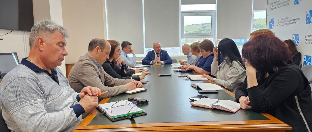 Сегодня на аппаратном совещании у главы Константина Истомина обсуждались итоги визита губернатора Валерия Лимаренко и актуальные текущие вопросы округа. Особое внимание уделили обращениям, которые были обозначены на встрече с главой региона в минувшую пятницу. «Кроме того, мы обсудили создание детской спортивной школы на территории района, возможность оплаты проезда в общественном транспорте с использованием банковских карт, а также перспективу организации пожарного поста в селе Горное», - написал на своей странице в Телеграм-канале Константин Истомин. Глава выразил особую признательность руководству Сахалинского Чехов-центра за переданное сценическое оборудование и отметил, что впереди предстоит несколько значимых праздников: День России, День рыбака и День молодёжи. «Мы должны провести их на высоком уровне», - обозначил задач Константин Николаевич. Что касается Дня рыбака, то, как стало известно «Красному маяку», в этом году может измениться его место проведения из-за того, что в селе Рыбаки идёт реализация проекта благоустройства. Рассматривают две территории, и какую из них в итоге выберут, станет известно совсем скоро. Фото Артёма Евстратова