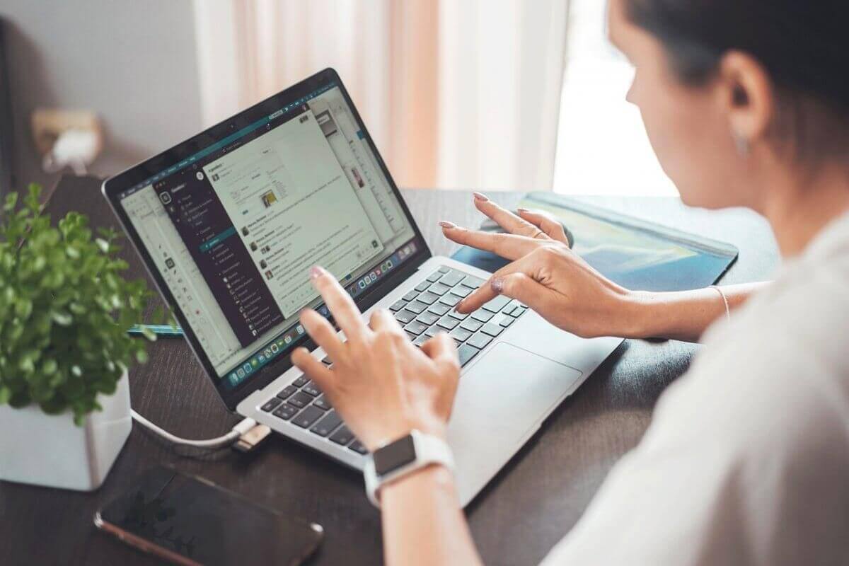 В Казахстане появится национальный оператор Wi Fi На заседании правительства объявлено о запуске национального оператора Wi Fi который обеспечит безопасный интернет доступ на социально значимых объектах в школах медучреждениях аэропортах вокзалах и на пограничных постах На первом этапе сеть охватит 400 локаций в 10 городах а к 2027 году количество точек доступа увеличится до 20 тысяч Проект станет основой для развития цифровых сервисов и технологий на базе искусственного интеллекта Также в Казахстане постепенно откажутся от 3G его заменят 4G и 5G