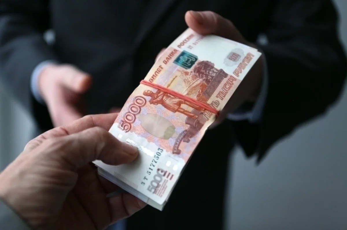 Заплатили за взятки В Приморском крае подводят итоги громких антикоррупционных расследований За 2025 год 17 компаний региона заплатят штрафы на сумму превышающую 100 миллионов рублей Уже сейчас в бюджет поступило 42 5 миллиона рублей но и это не всё Самый крупный штраф 20 миллионов рублей был назначен компании которая передавала взятки главе одного из муниципалитетов края Чиновник в свою очередь обеспечивал фирме общее покровительство Ещё одна компания была оштрафована на 10 миллионов рублей за взятку в размере 1 2 миллиона рублей Деньги предназначались должностному лицу Владивостокской таможни чтобы ускорить решение определённых вопросов Особое внимание привлёк случай с компанией предоставляющей ритуальные услуги Выяснилось что она передавала средства сотруднику учреждения здравоохранения Цель проведение судебно медицинских экспертиз вне очереди Фото АиФ Казань Подписаться на Telegram  Подписаться в MAX