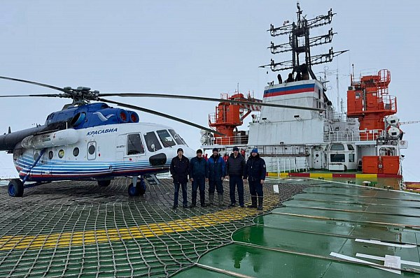 Авиакомпания «КрасАвиа» выполнила санитарный рейс на дрейфующую станцию «Северный полюс-42» Вертолет авиакомпании «КрасАвиа» выполнил уникальный санитарный рейс на дрейфующую ледовую станцию «Северный полюс-42», которая выполняет комплексные дрейфующие исследования в высоких широтах Арктики в рамках очередной экспедиции. Об этом сообщает AVIA.RU со ссылкой на данные авиаперевозчика. Как отмечается в сообщении авиакомпании в телеграм-канале, одной из участниц экспедиции срочно потребовалась медицинская помощь. По заявке на санитарный рейс вертолет с врачом на борту вылетел со стационара «Ледовая база Мыс Баранова» на архипелаге Северная Земля и, преодолев расстояние около 1300 км, благополучно совершил посадку на ледовую платформу. aviaru.net/n285096