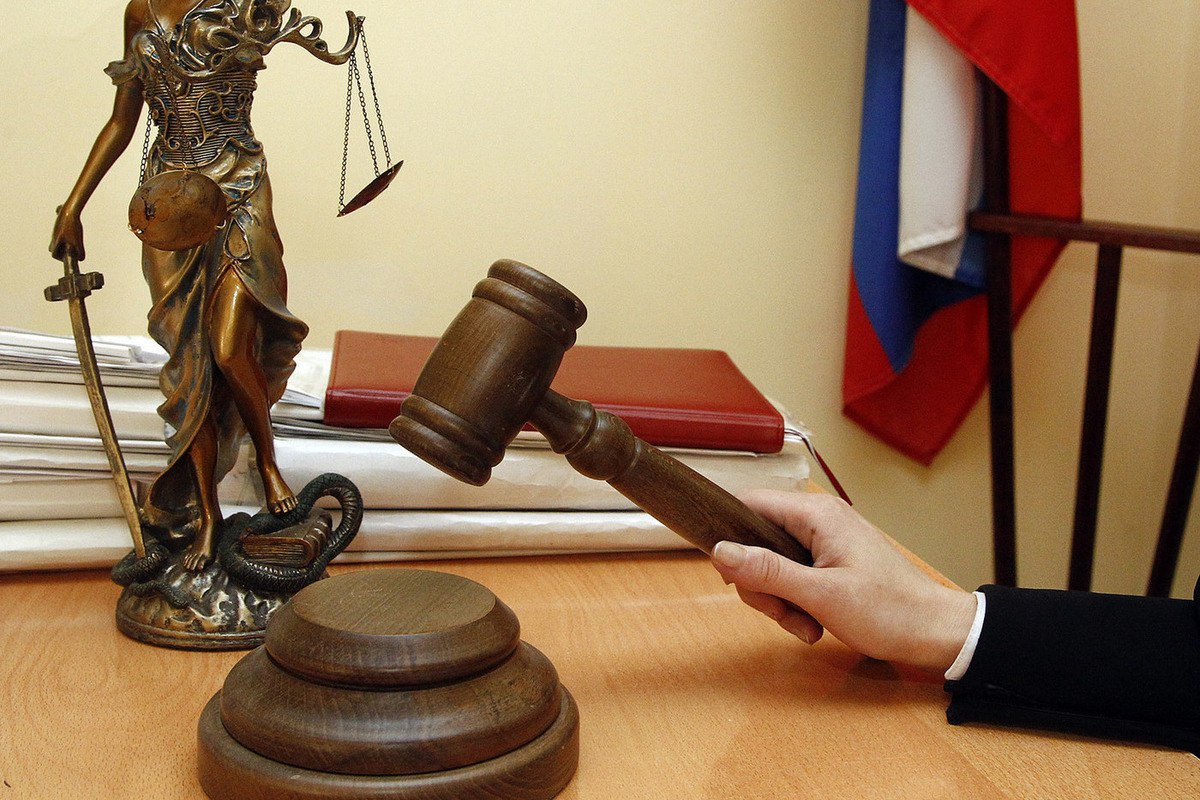 Несовершеннолетний волгоградец обвиняется в реабилитации нацизма В Волгоградской области 17 летний местный житель обвиняется в организации экстремистской деятельности и реабилитации нацизма Об этом сообщает пресс служба регионального СУ СК 17 летний местный житель придерживающийся радикальных взглядов и идеологии основанной на межнациональной и политической ненависти организовал экстремистское сообщество сказано в сообщении Для пропаганды своих идей фигурант создал открытый канал в популярной социальной сети где призывал к дискриминации и насильственным действиям в отношении конкретных религиозных и национальных групп Южная служба новостей