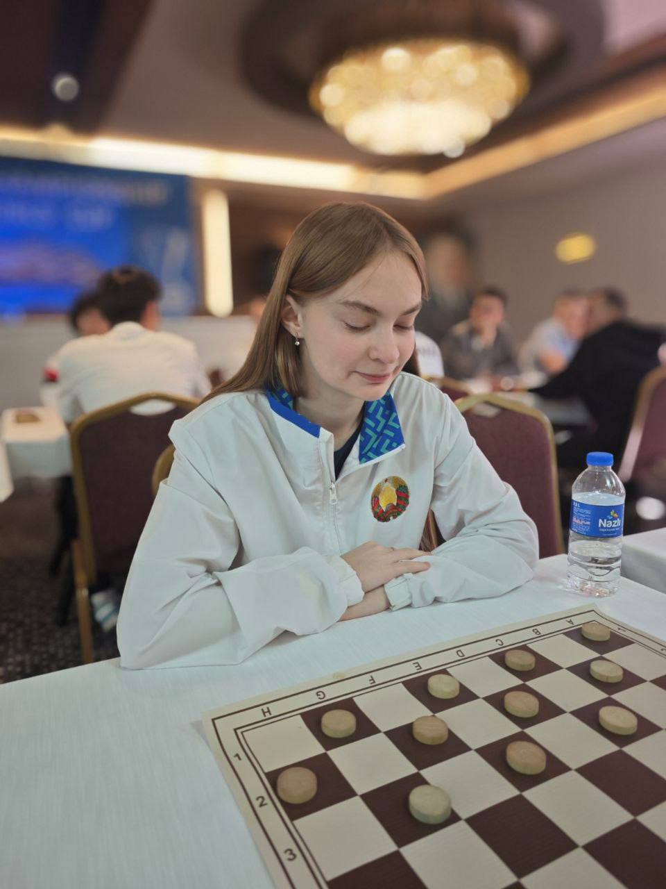 Белорусские шашисты выиграли пять медалей в быстрой программе молодежного чемпионата мира В быстрой программе рапид проходящего в турецком Манавгате молодежного чемпионата мира по шашкам 64 белорусские спортсмены завоевали 5 наград Золотую медаль выиграла Виктория Николаева Серебряными призерами стали Артем Тихонов Евгения Швед и Анна Заболотских бронзовым Марат Лев С 31 октября по 7 ноября пройдут соревнования в классической программе mst gov by