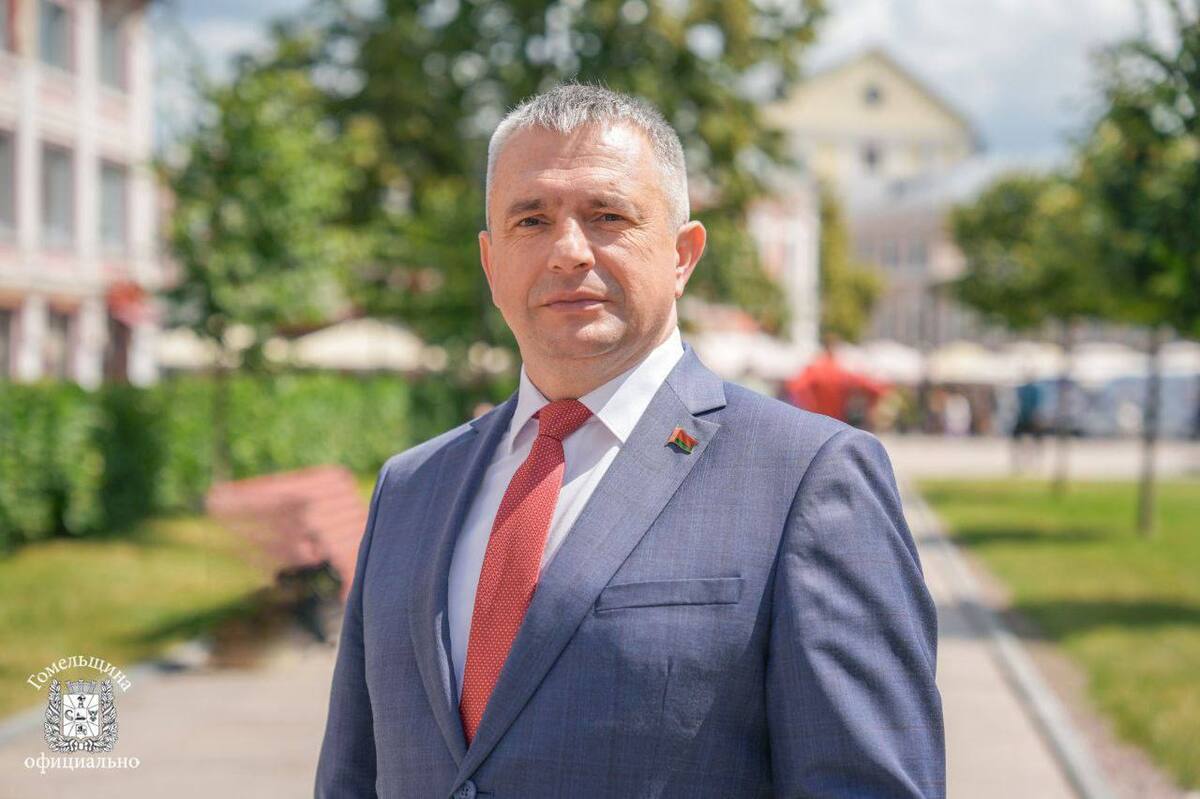 Иван Крупко поздравил с 35-летием со дня образования налоговой службы сотрудников ведомства Гомельщины «Благодаря вашему труду обеспечивается стабильность бюджета, реализуются социальные и экономические программы, укрепляется финансовая безопасность страны. Наша область традиционно входит в число лидеров по налоговым поступлениям в государственный бюджет». Особые слова признательности — ветеранам службы и тем, кто готовит новое поколение специалистов, приумножая лучшие традиции отрасли, говорится в поздравлении: «Желаю крепкого здоровья, благополучия, новых успехов и заслуженного признания! Пусть ваша работа приносит достойные результаты на благо родной Гомельщины и любимой Беларуси». Источник: «Гомельщина официально»