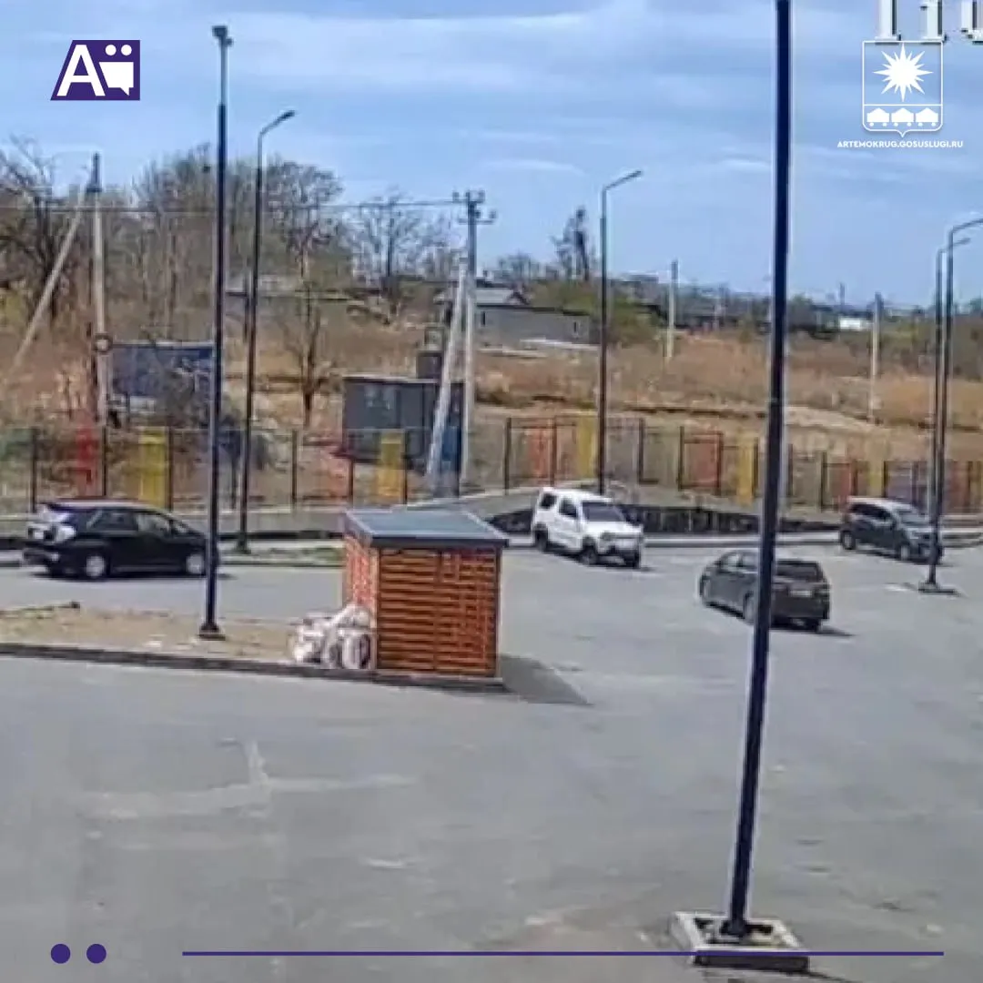 На контейнерных площадках ведётся видеонаблюдение Управляющие компании Артёма устанавливают камеры видеонаблюдения на контейнерных площадках и прилегающих дворовых территориях  Сегодня в городе работает порядка 30 таких устройств Они помогают следить за порядком фиксировать нарушения и предотвращать незаконный сброс крупногабаритного мусора   В отличие от обычных бытовых отходов КГМ региональный оператор не вывозит его убирают управляющие компании за счёт собственников жилья Благодаря видеофиксации расходы по вывозу мусора ложатся на нарушителя а не на жильцов или управляющую компанию За прошлый год благодаря видеонаблюдению удалось предотвратить пятнадцать инцидентов незаконного сброса мусора Камеры на контейнерных площадках рабочий и действенный инструмент Они не только дисциплинируют граждан но и помогают выявлять нарушителей Установка требует согласия собственников но там где жители поддержали такое решение проблема незаконных свалок уходит и людям не приходится платить за чужие нарушения отметили в управлении жизнеобеспечения администрации Артёма