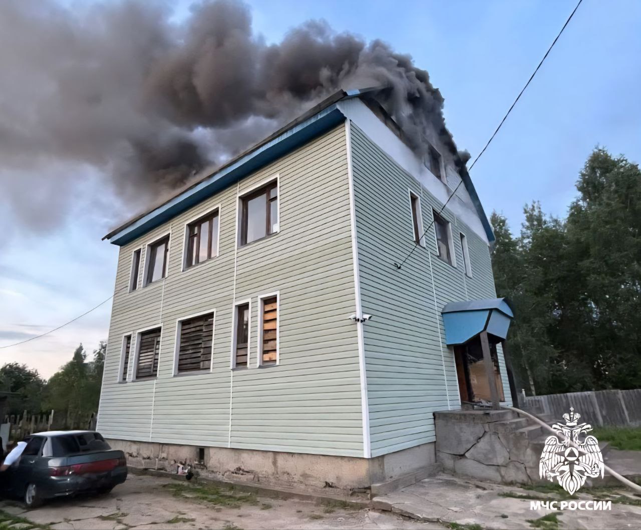 Вовремя обнаружили пожар В строящемся двухэтажном доме в жилом квартале Докучаева в Вязьме произошел пожар. Клубы черного густого дыма увидели соседи и позвонили в МЧС России. Возгорание случилось на втором этаже, вероятно, из-за неисправного удлинителя. Загорелся строительный мусор, по стене пламя перешло на чердачное помещение. Общая площадь пожара составила около 10 квадратов. На месте работали 7 специалистов и 2 единицы техники. МЧС России напоминает: не пользуйся неисправными удлинителями; не включай одновременно несколько мощных электрических приборов; приобрети в дом извещатель и огнетушитель. #МЧСРоссии #МЧС_Смоленск #Смоленскаяобласть #Вязьма