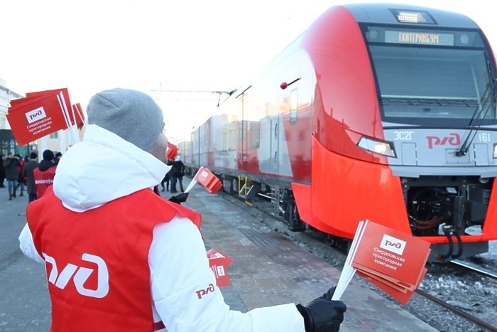 В Екатеринбурге повысили стоимость проезда в электричках В Екатеринбурге подорожал проезд на электричках в пределах городской агломерации Таким образом цена выросла с 40 до 44 рублей Сейчас вокруг Екатеринбурга работает единая агломерационная зона В неё входят Белоярский Арамиль Березовский Верхнюю Пышму Ревду и Первоуральск пишет ЕАН со ссылкой на телеграм бот покупки билетов СвЖД Пригородные электрички мэр Екатеринбурга Алексей Орлов продвигает как часть проекта Наземное метро Единый городской тариф ЕГТ в пригородных поездах ввели в 2023 году uralweb ru