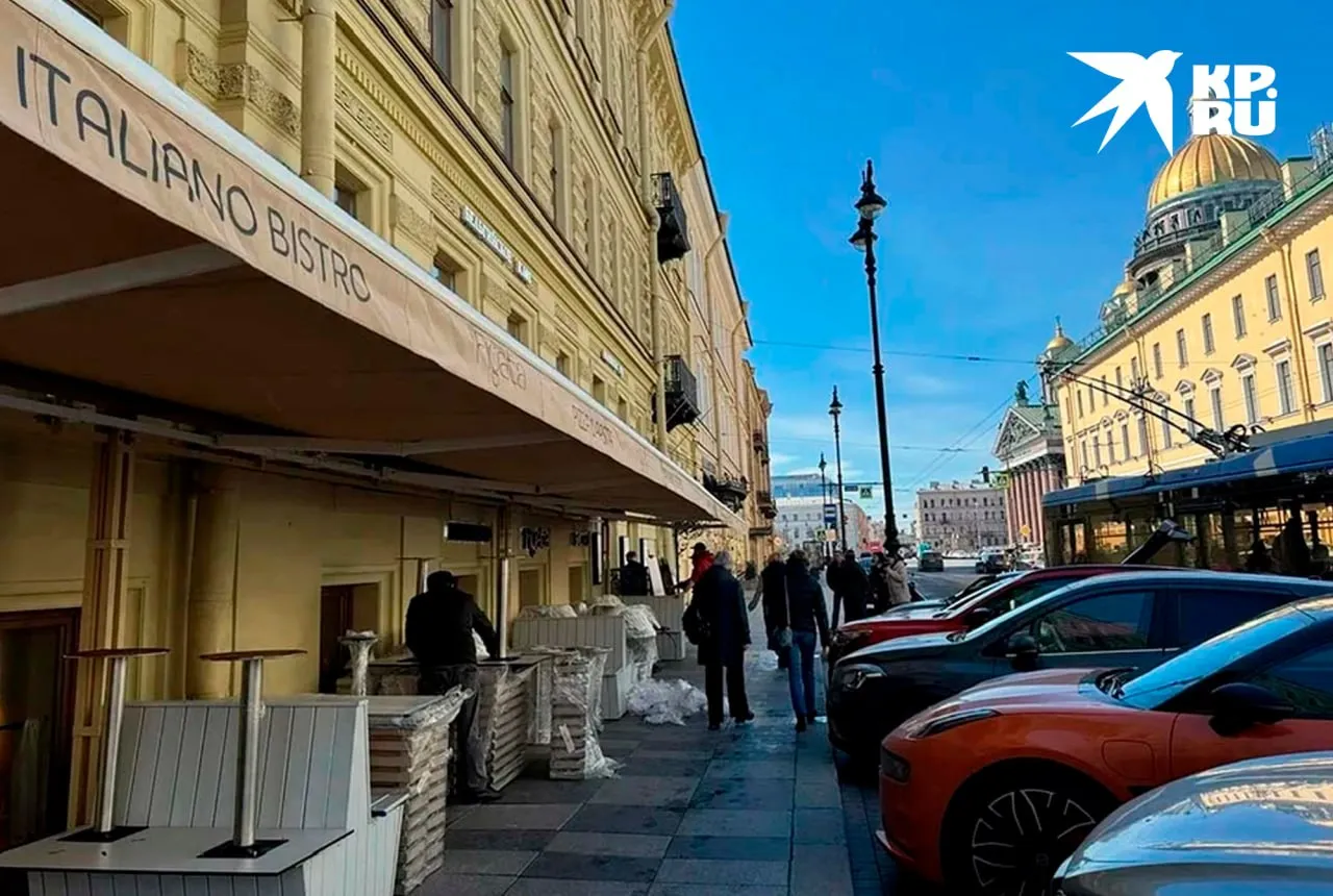 Кафе и рестораны Петербурга открыли летние веранды В Петербурге начали открываться летние веранды кафе и ресторанов Первые столики уже появились у Исаакиевского собора Для размещения уличной мебели заведениям нужно оформить разрешение которое теперь можно получить сразу на три года с 2026 по 2028 й При этом веранды должны не мешать прохожим а их работа запрещена с полуночи до восьми утра Ирина Быстрова Читай нас в MAX Читай нас в Telegram