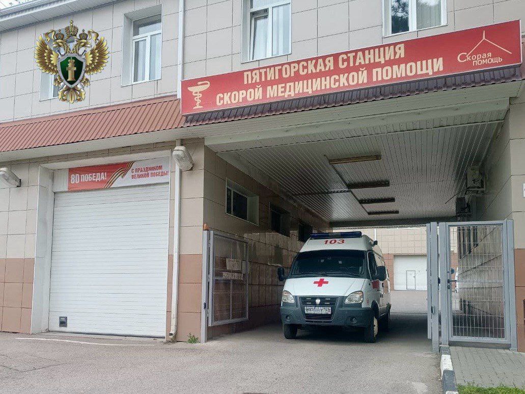 Пятигорчанин выплатит штраф за оскорбление фельдшера. В феврале медик отправилась на вызов, чтобы оказать помощь женщине. Во время выездного приема знакомый пациентки начал оскорблять фельдшера. Медик написала заявление. Мужчину, не соблюдающего нормы культурного общения, оштрафовали на 6 тысяч рублей, сообщили в прокуратуре Ставрополья.