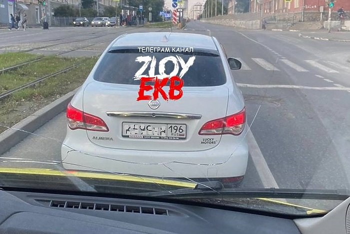 Екатеринбуржцы встали на сторону водителя якобы не пропускавшего автомобиль скорой помощи Неожиданную реакцию получил сотрудник скорой медицинской помощи на свою жалобу на то что их машину накануне не пропустил водитель двигавшейся впереди иномарки Пользователи почти единогласно встали на сторону неизвестного водителя Фото и видео автомобиля нарушителя медработник на условиях анонимности прислал в Telegram паблик Злой Екатеринбург Автор рассказал что рано утром в воскресенье 24 августа на перекрестке улиц Бакинских Комиссаров Кировградская некий водитель не пропускал реанимацию На кадрах видео данный автомобиль и трамвай вместе стоят на перекрестке на запрещающий сигнал пропуская пешехода который торопливо перебегает дорогу по регулируемому пешеходному переходу под звук сирен скорой uralweb ru