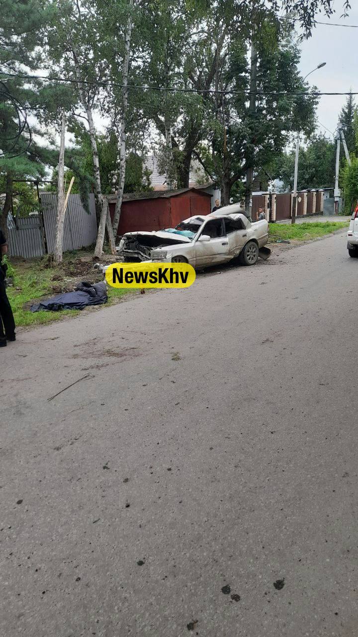 Смертельное ДТП в Хабаровске Трагедия произошла на улице Партизанская, это район Базы КАФ. Как сообщили в ГАИ, водитель Toyota Crown не справился с управлением, его машина опрокинулась и влетела в железобетонный столб. В результате ДТП пассажир автомобиля, мужчина 1984 года рождения, скончался на месте. Водителя, мужчину 1986 года рождения, госпитализировали. - подписывайтесь на NewsKhv