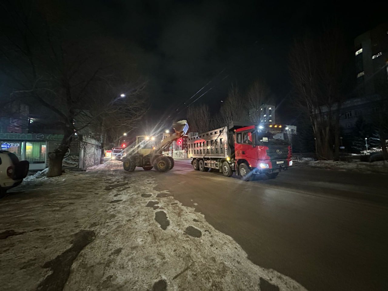 По поручению главы города Александра Болдакина в ночную смену дорожники очищали дороги и тротуары от выпавшего снега   В Заволжском районе за последние сутки снег был убран с улицы 40-летия Победы, проспектов Ульяновского и Генерала Тюленева. Продолжаются работы по расчистке остановок общественного транспорта, пешеходных переходов и заездных карманов, а также сгребание и подметание тротуаров.  Параллельно ведутся работы по ямочному ремонту на проспекте Ленинского комсомола.  Сегодня в дневную смену на улицах работает 24 единицы специализированной техники.