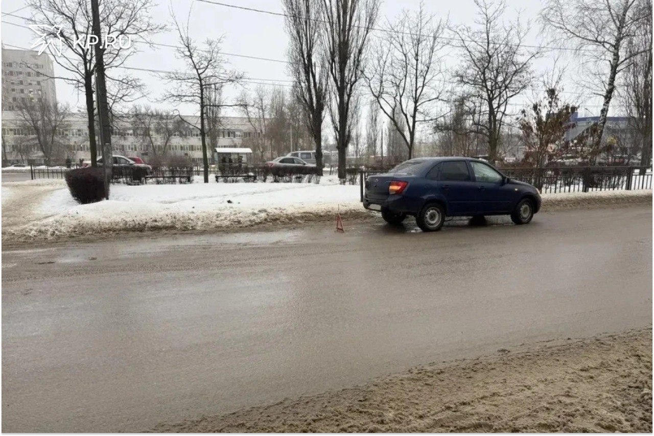 Мужчина на Ладе Гранта сбил двух девушек на переходе в Воронеже В Воронеже полицейские выясняют подробности аварии с двумя пешеходами В Воронеже на Проспекте Патриотов утром 29 января водитель автомобиля Лада Гранта 34 летний житель города Семилуки сбил двух пешеходов Подробности ДТП сообщили в полиции По данным ведомства мужчина ехал от улицы Героев Сибиряков в сторону улицы Молодогвардейцев и не пропустил переходивших по нерегулируемому пешеходному переходу двух девушек в возрасте 20 лет Обе получили травмы Одну пострадавшую госпитализировали второй оказали медицинскую помощь и отпустили домой По факту аварии проводят проверку Всего за минувшие сутки на дорогах региона произошло 160 аварий в том числе 117 в Воронеже В шести ДТП травмы различной степени тяжести получили 7 человек
