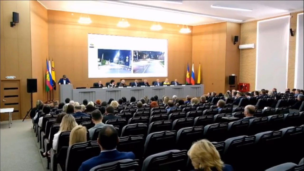 В Новороссийске ведется обновление дорожной разметки на дорогах, обновлению и замене знаков дорожного движения Начальник МКУ «Управление по развитию и реконструкции автомобильных дорог» Петр Кабаньян в ходе аппаратного совещания, проходившего 13 мая в администрации Новороссийска, доложил о ходе выполнения работ по обновлению дорожной разметки, установке и замене знаков дорожного движения. - В период с марта по май 2025 года выполнены работы по установке и замене дорожных знаков и табличек в количестве 306 штук. Выполняются работы по нанесению горизонтальной и вертикальной дорожной разметки на 135 улицах, - рассказал Петр Кабаньян. В рамках подготовки к празднованию 80-й годовщины Победы в Великой Отечественной войне основное внимание было уделено маршрутам проведения праздничных мероприятий, на которых была произведена замена и мойка дорожных знаков и табличек, а также обновлена дорожная разметка. Работы по замене и установке дорожных знаков на маршрутах движения учащихся в учебные заведения, а также маршрутах движения школьных автобусов запланированы к выполнению в августе 2025 года. Также в августе будет выполнено обновление дорожной разметки на участках улиц и дорог, прилегающих к общеобразовательным учреждениям города-героя.