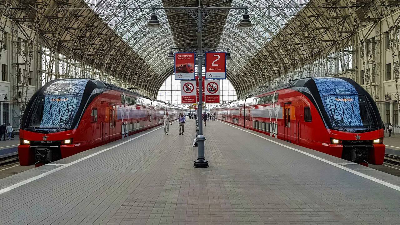 В РЖД предупредили жителей Москвы о возможных проблемах с покупкой онлайн-билетов. В компании отметили, что из-за возможных сбоев в работе интернета 7 и 9 мая оформление электронных билетов на сайте и в мобильном приложении "РЖД Пассажирам" может быть затруднено. Жители Москвы смогут приобрести билеты, подключившись к сети Wi-Fi или обратившись в кассы.