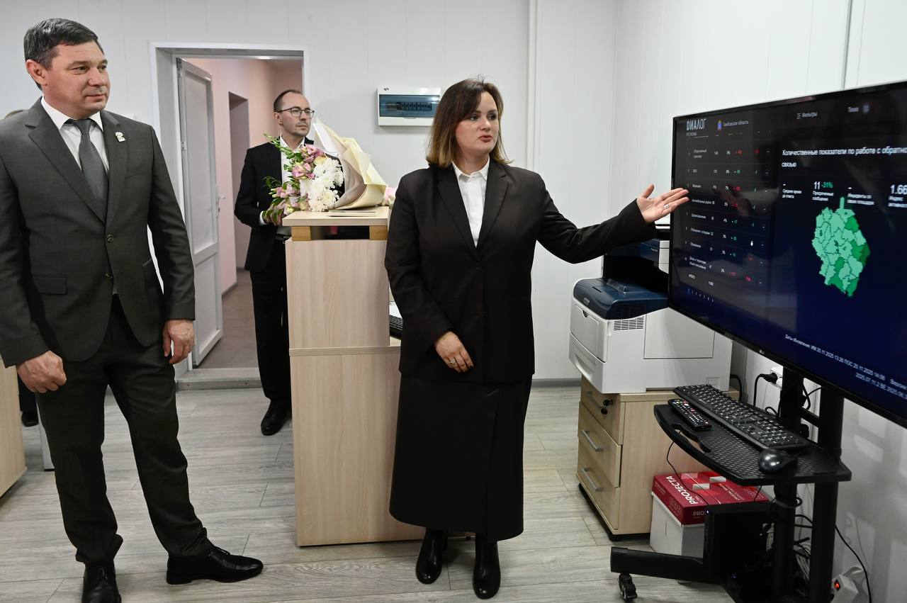 Глава Тамбовской области Евгений Первышов посетил Центр управления регионом ЦУР который был создан по поручению президента России Владимира Путина ровно пять лет назад 20 ноября 2020 года За это время через его цифровые каналы связи прошло более 270 тысяч обращений жителей Для нас работа регионального ЦУРа очень важна Его сотрудники помогают выстраивать оперативный а главное эффективный и понятный диалог между властью и жителями Кроме того анализ работы в соцсетях представителей государственной и муниципальной власти даёт возможность увидеть где нам ещё нужно усилиться написал в своих соцсетях Евгений Первышов Фото Павел Васильев Наши новости в МАX
