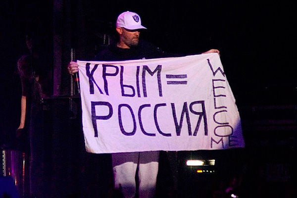 Сторонники государства агрессора Эстония пытается отменить концерт Limp Bizkit из за пророссийской позиции лидера группы Эстонские власти пытаются сорвать концерт американской группы Limp Bizkit запланированный на 31 мая в Таллине Как сообщает ERR Министерство культуры уже связалось с организаторами и заявило что выступление нежелательно из за позиции фронтмена коллектива Фреда Дёрста в отношении России В МИД Эстонии заявили что сторонникам государства агрессора не место в культурном пространстве страны Решение связано с прошлой активностью Дёрста он поддерживал воссоединение Крыма с Россией и говорил о желании получить российское гражданство Кроме того в 2023 году музыкант публиковал в соцсетях ролик с Зеленским под песню Loser неудачник что также вызвало недовольство эстонских властей Сейчас Министерство культуры и МИД остаются в контакте с организаторами пытаясь добиться отмены концерта на площадке Unibet Arena Культурненько подпишись