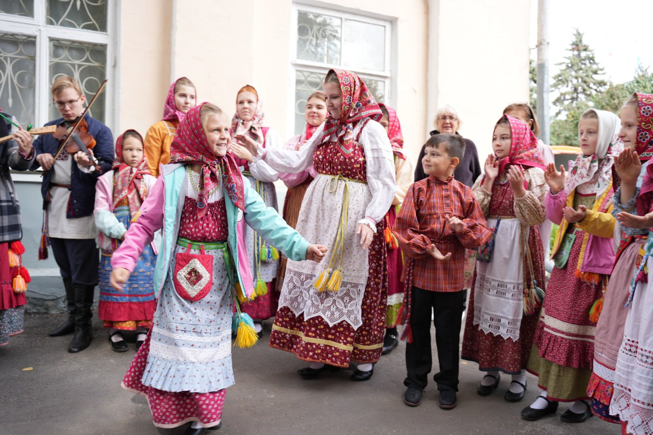 Фестиваль народов Поволжья и ГТО афиша событий в Ульяновске на эту неделю По поручению главы города Александра Болдакина муниципальные учреждения культуры и спорта подготовили насыщенную программу мероприятий Так 16 октября в 14 00 в киноконцертном комплексе Современник состоится гала концерт фестиваля народов Поволжья Гостей ждёт яркое шоу с национальными костюмами и творческими номерами объединяющими культуру народов нашего края в рамках проекта Централизованной клубной системы и АНО Умные решения В этот же день с 10 30 до 13 00 в легкоатлетическом манеже Спартак пройдут региональные соревнования Всероссийского физкультурно спортивного комплекса Готов к труду и обороне ГТО среди обучающихся профессиональных образовательных организаций Кроме того 18 октября в 14 00 Дом культуры поселка Пригородный распахнет двери для открытия сезона Радость творчества а 19 октября в 16 00 во Дворце культуры Руслан стартует 41 й творческий сезон Время на искусство где выступит эстрадный балет Экситон Посетить этот праздник можно будет по пригласительным билетам