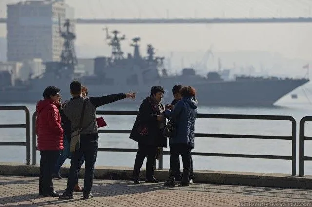 Во Владивостоке впервые наказали нелегальных китайских экскурсоводов Во Владивостоке во время проверок на Корабельной Набережной сотрудники минтуризма проверили 7 групп туристов 5 с гостями из КНР и 2 с россиянами Установлено что в двух китайских группах экскурсии для своих соотечественников проводили граждане КНР По результатам проверки в отношении этих граждан составили административные протоколы С 2022 года в России действует норма запрещающая иностранным гражданам работать экскурсоводами Для законной деятельности необходимо иметь гражданство РФ и пройти аттестацию Хотите поделиться новостью Написать в Приморье Онлайн