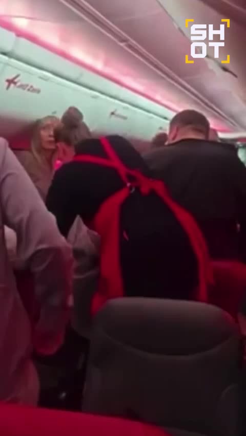 Самолет Jet2 совершил вынужденную посадку в Брюсселе из-за драки на борту