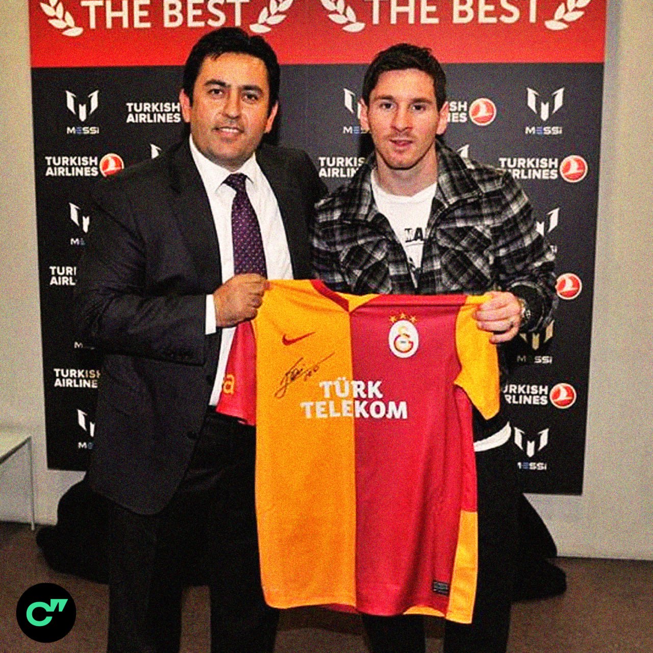 Фанаты Галатасарая буквально завалили комментариями соцсети Месси и его жены Антонеллы после новостей о возможном переходе Лео в турецкий клуб 300 тысяч болельщиков менее чем за сутки попросили аргентинца выбрать именно их команду Ранее сообщалось что Лео может оказаться в Галатасарае на время паузы в МЛС так он хочет получить игровую практику перед ЧМ 2026 Фрибет 7777 рублей