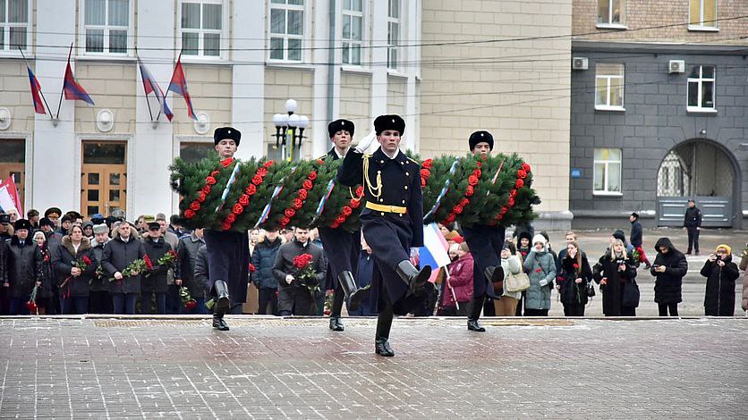 Память Героев Отечества в Орле почтили возложением цветов  Торжественная церемония в областном центре прошла у стелы на бульваре Победы.  Праздник отмечают в России в 17-й раз, но он уходит корнями в середину XVIII века. В этот день Екатерина Вторая учредила высшую боевую награду – орден Святого Георгия. В годы Великой Ответственной войны ее получили 167 человек  Фото: телеграм-канал "Телеграммы из Орла"    Вести-Орел. Подписаться