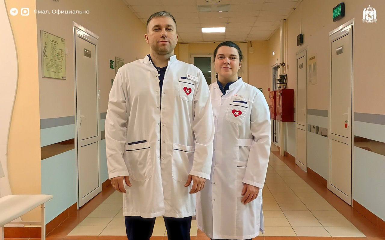 С начала года 35 докторов переехали в округ по программе Врачи нужные Ямалу Среди них семейная пара Юрия и Александры Липяниных он специалист УЗИ она реабилитолог Перед врачами которые жили в Нижегородской области стоял выбор их приглашали на работу в Подмосковье и Лабытнанги Захотелось перемен в жизни отправили резюме и получили приглашения из нескольких регионов Друзья из Лабытнанги пригласили нас в гости Город нам понравился здесь есть все удобства для детей Участие в программе стало дополнительным бонусом Я вижу возможности для профессионального роста и перспективы рассказывает Александра Липянина ℹ При переезде на Ямал врачи востребованных специальностей получают миллион рублей 500 тысяч при трудоустройстве и столько же спустя два года ЯМАЛ Официально Подписывайтесь на нас в MAX