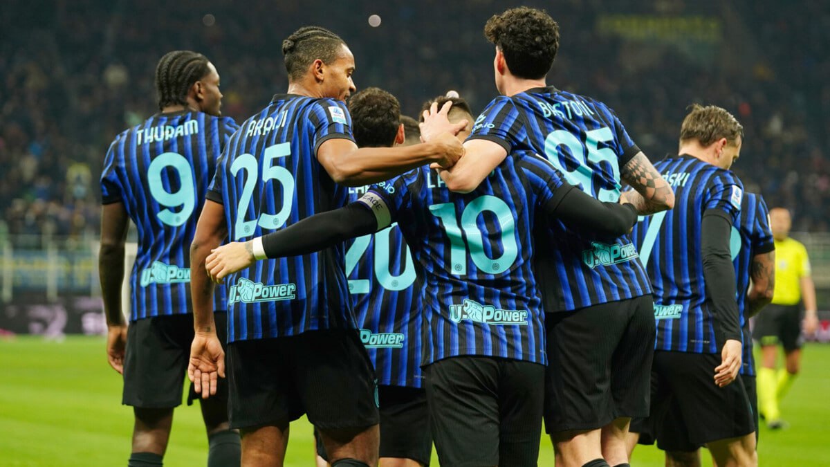 Эдуард Мор в эфире Матч ТВ дал прогноз на исход полуфиналов Суперкубка Италии 18 декабря Милан сыграет с Наполи 19 декабря Интер встретится с Болоньей Финал состоится 22 декабря Я считаю что оба миланских клуба фавориты пар Они в отличной форме особенно Интер который может делать очень большую ротацию Наполи и Болонье сложно выдерживать напряженный турнирный ритм Я полагаю что повторится прошлогодний финал турнира когда как раз встречались Милан и Интер news matchtv Pier Marco Tacca Getty Images Sport