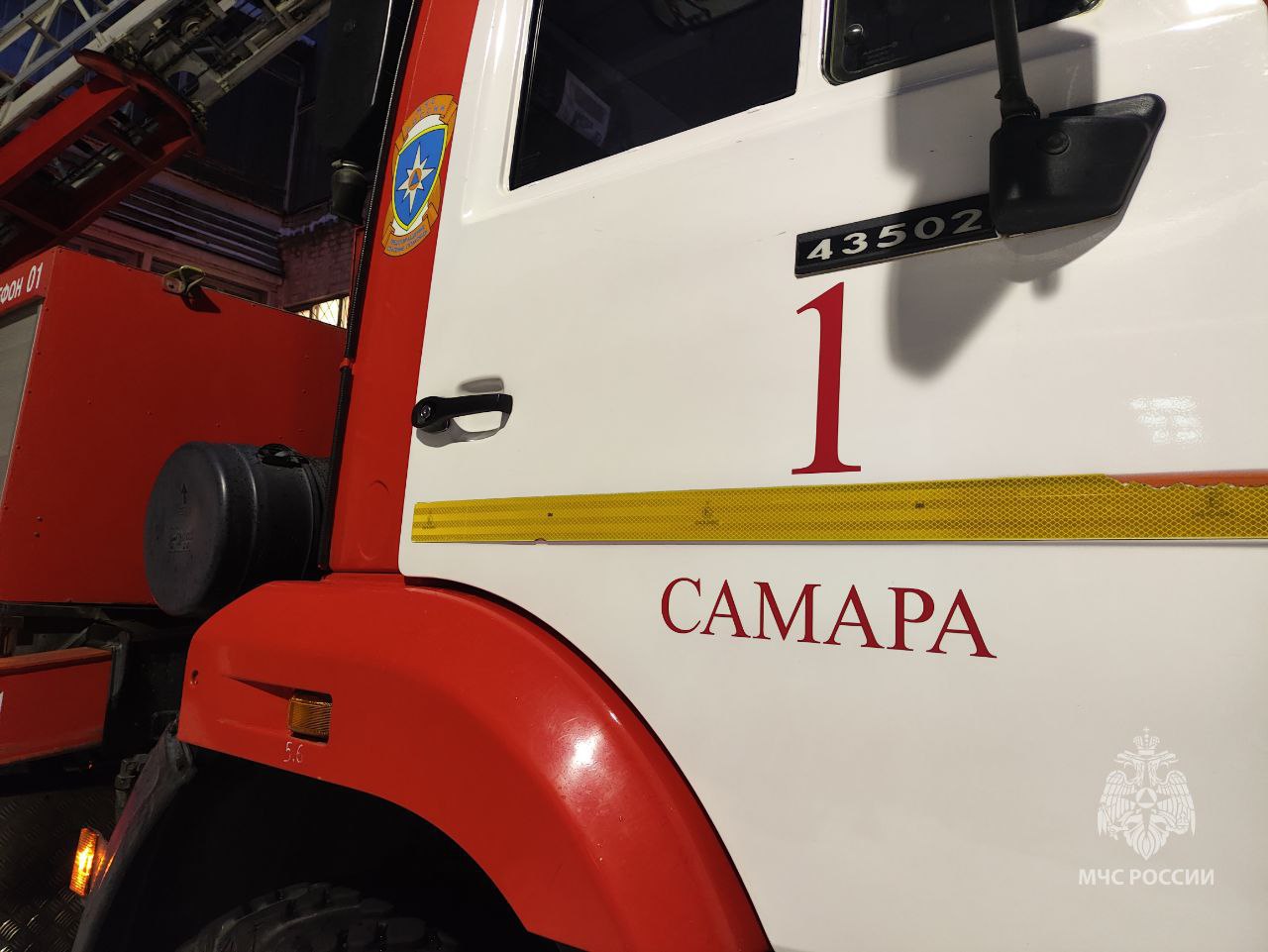 #Официально МЧС России о пожаре в Самаре В 19.54 поступило сообщение о пожаре по адресу: г. Самара, Железнодорожный район, ул. Волгина. Прибывшими подразделениями было установлено, что на месте вызова горят надворные постройки. В 20.30 пожар был ликвидирован на площади 200 кв.м. Погибших и пострадавших нет. На тушение привлекались 16 огнеборцев и 6 единиц техники. Причина пожара устанавливается. MAX