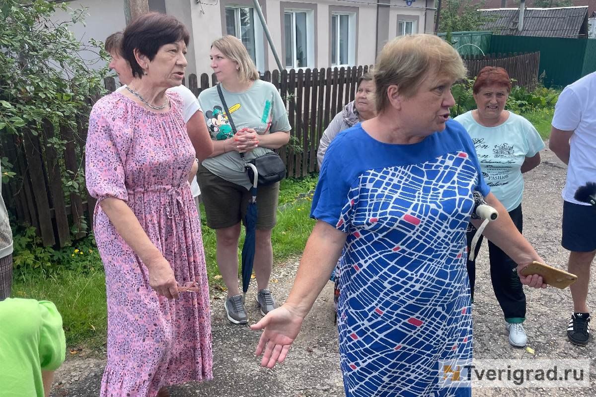 Крайняя мера для Крайней улицы: жители Твери выступили против тротуара под окнами Спорная ситуация сложилась на улицах Куйбышева и Крайней Заволжского района города Твери. Жители выступают против реализации проекта по благоустройству тротуара. На обустройстве тротуара в соответствии с законом настаивает прокуратура. #жители_возмущены #ЖКХ