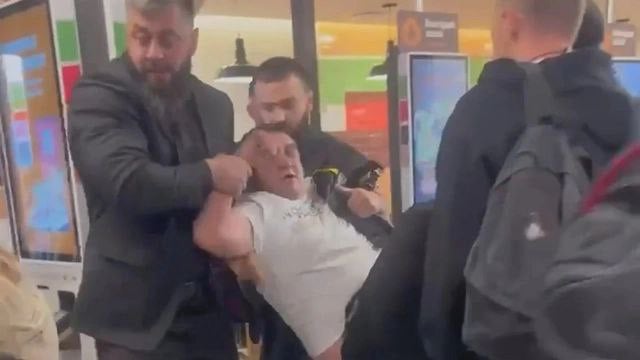 Задержанных после похищения Арега Щепихина отпустили спустя 48 часов в статусе обвиняемых За это время материалы дела так и не были зарегистрированы в суде. Щепихин был заключен под стражу в пятницу, заседание прошло без прессы из-за позднего поступления документов.
