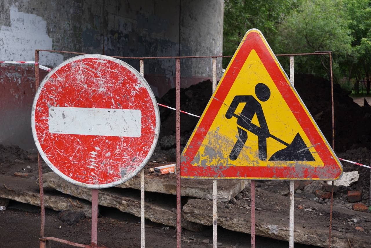 В Башкирии временно ограничили движение на ряде региональных трасс С 12 30 22 ноября введены ограничения для грузового и пассажирского транспорта на нескольких участках дорог в Белорецком и Архангельском районах Причина ледяной дождь гололедица и ухудшение видимости На дорогах сейчас действительно скользко поэтому водителям рекомендуют по возможности переждать непогоду Ограничены участки   Уфа Инзер Белорецк км 67 000 км 205 000   Стерлитамак Белорецк Магнитогорск км 223 000 км 249 000   Белорецк Учалы Миасс км 1 800 км 24 000 Окончание ограничений ожидается к 16 00 22 ноября Но время могут скорректировать если погода продолжит вести себя как в ноябрьском анекдоте то дождь то лед то все сразу Если что номер экстренных служб 112 Будьте аккуратны на дорогах Mkset