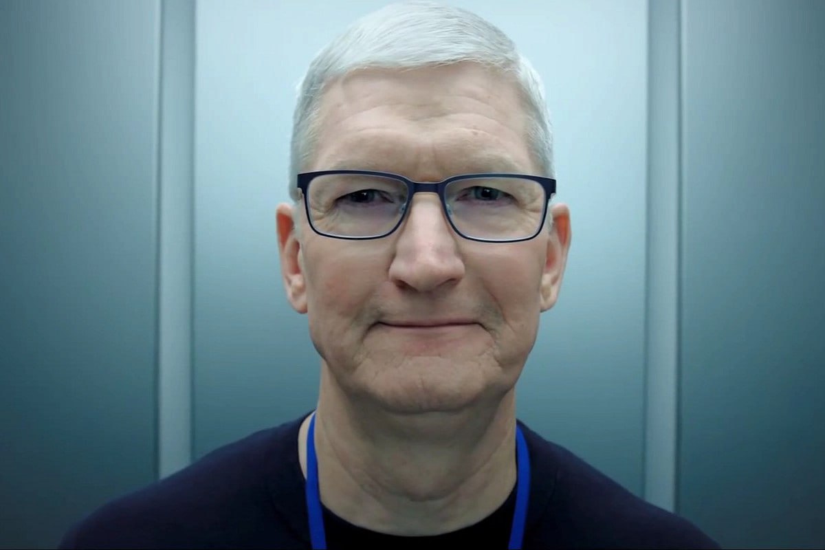 Тим Кук может покинуть пост главы Apple об этом пишет Bloomberg с ссылкой на свои источники Apple во всю готовится к смене руководства потому что Тиму Куку пора на пенсию Место главы Apple может занять Джон Тернус 50 летний вице президент по разработке аппаратного обеспечения Если Тима Кука называют продажником то Тернус харизматичный лидер с уклоном в технологии Он часто выступает от лица Apple и пользуется доверием Кука Уходит эпоха techmedia