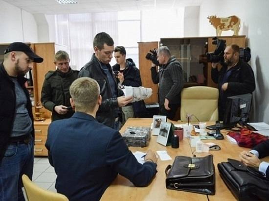 Нам сообщают, что у Шишкина Евгения Валериевича - руководителя управления строительной политики и Кима Александра Сергеевича - директора МКУ «Дирекция единого заказчика капитального строительства» проходят обыски. Ждем подтверждения информации от правоохранительных органов.