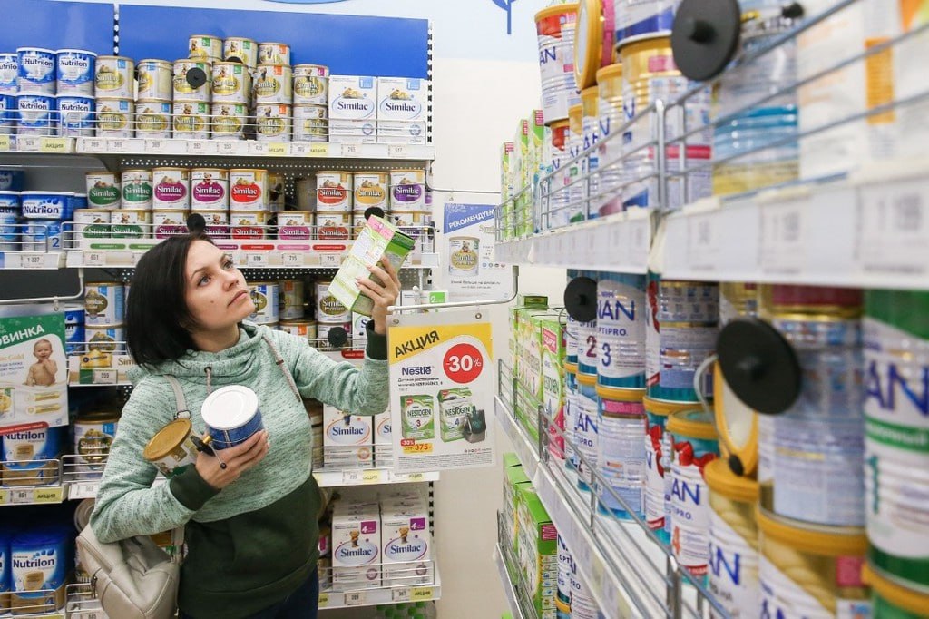 В Госдуме предложили продавать детские смеси по рецепту В Госдуме обсудили идею продажи детских молочных смесей только по назначению врача Зампред комитета по защите семьи Татьяна Буцкая отметила что смесь это инородный продукт для ребенка с определенными показаниями противопоказаниями и возможными побочными эффектами Сейчас рецептурными у нас считаются только лекарства поэтому смеси продаются свободно Но безопаснее было бы покупать их по рекомендации врача Такие предложения уже обсуждаются в рамках работы над ГОСТом на молочные пункты подчеркнула Буцкая Кроме того обсуждается изменение оформления упаковок на них могут появиться наглядные предупреждения о рисках для здоровья ребенка аналогично пачкам сигарет Депутат отметила что смеси уступают грудному вскармливанию и связываются с повышенным риском ожирения диабета и других проблем Абзац Подписаться на канал