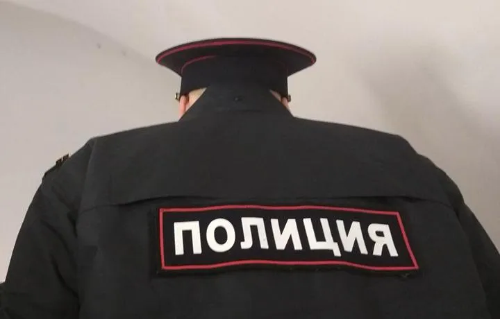 ВС пояснил что новые правила о выселении полицейских из служебных квартир не имеют обратной силы Суд указал что уволенный по выслуге лет сотрудник ОВД имеет право остаться в служебном жилом помещении даже если его календарный стаж меньше 25 лет при условии что право пользования возникло до внесения изменений в законодательство В комментарии АГ адвокат заявителя жалобы в ВС обратил внимание что его доверитель еще до внесения изменений в законодательство имел необходимую выслугу лет стоял на учете на получение единовременной социальной выплаты с ним уже был заключен договор найма служебного жилого помещения а потому он не мог быть выселен из квартиры Эксперты АГ поприветствовали выводы Верховного Суда подчеркнув недопустимость ухудшения положения заявителя и членов его семьи по сравнению с ранее действовавшим правовым регулированием Подробнее читайте на сайте АГ