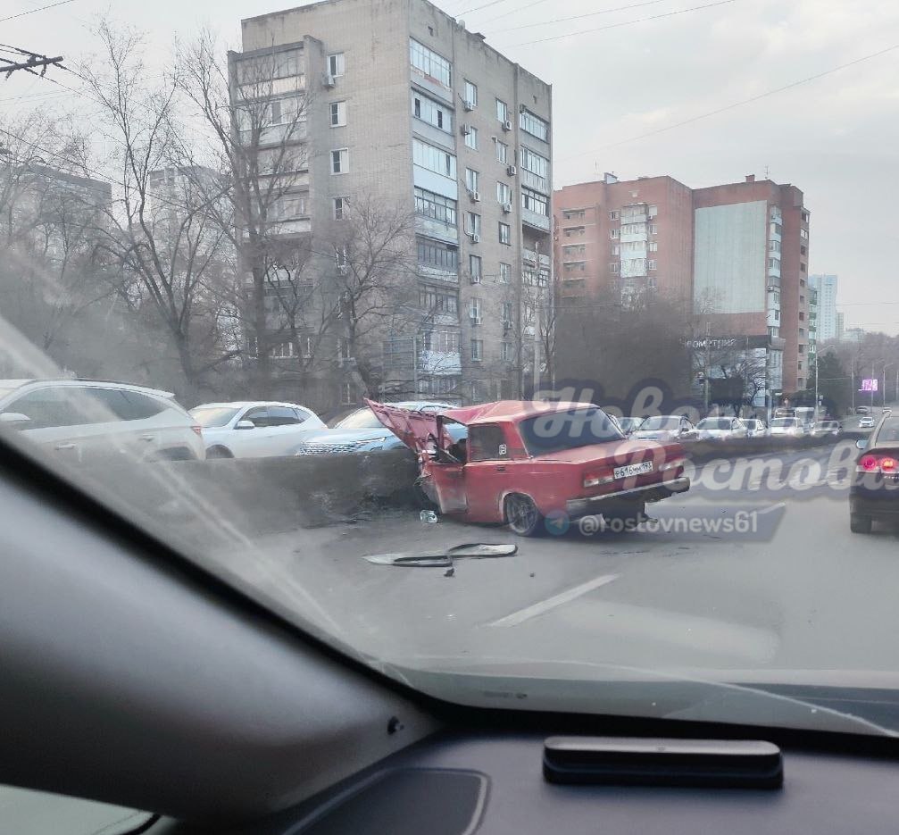 В Ростове в районе РИИЖТа из-за крупного ДТП с участием нескольких автомобилей возникла пробка, начиная от улицы Таганрогской.  Как сообщают свидетели, в аварии столкнулись автобус, микроавтобус и два легковых автомобиля.   Подписаться на "Новости Ростова"    Прислать новость