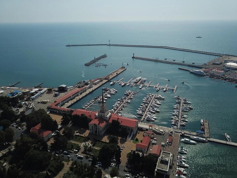 Суд утвердил приговор бывшему заместителю главы Геленджика за превышение полномочий Краснодарский краевой суд рассмотрел апелляцию и оставил в силе обвинительный приговор в отношении бывшего заместителя главы города курорта Геленджика Павла Блинова Ранее Геленджикский городской суд признал его виновным в злоупотреблении и превышении должностных полномочий Судом установлено что экс чиновник организовал схему по расторжению договора с законным арендатором благоустроенного пляжного участка Для передачи территории аффилированному лицу использовались административный ресурс фиктивные проверки и увольнение руководителя МУП Александрия который отказался исполнять незаконные требования Согласно материалам дела Блинов также в течение почти года незаконно передавал муниципальную недвижимость в безвозмездное пользование Данные действия нанесли бюджету города ущерб в размере около 1 3 миллиона рублей из за недополученных арендных платежей Подписаться на kpkuban Читать нас в MAX