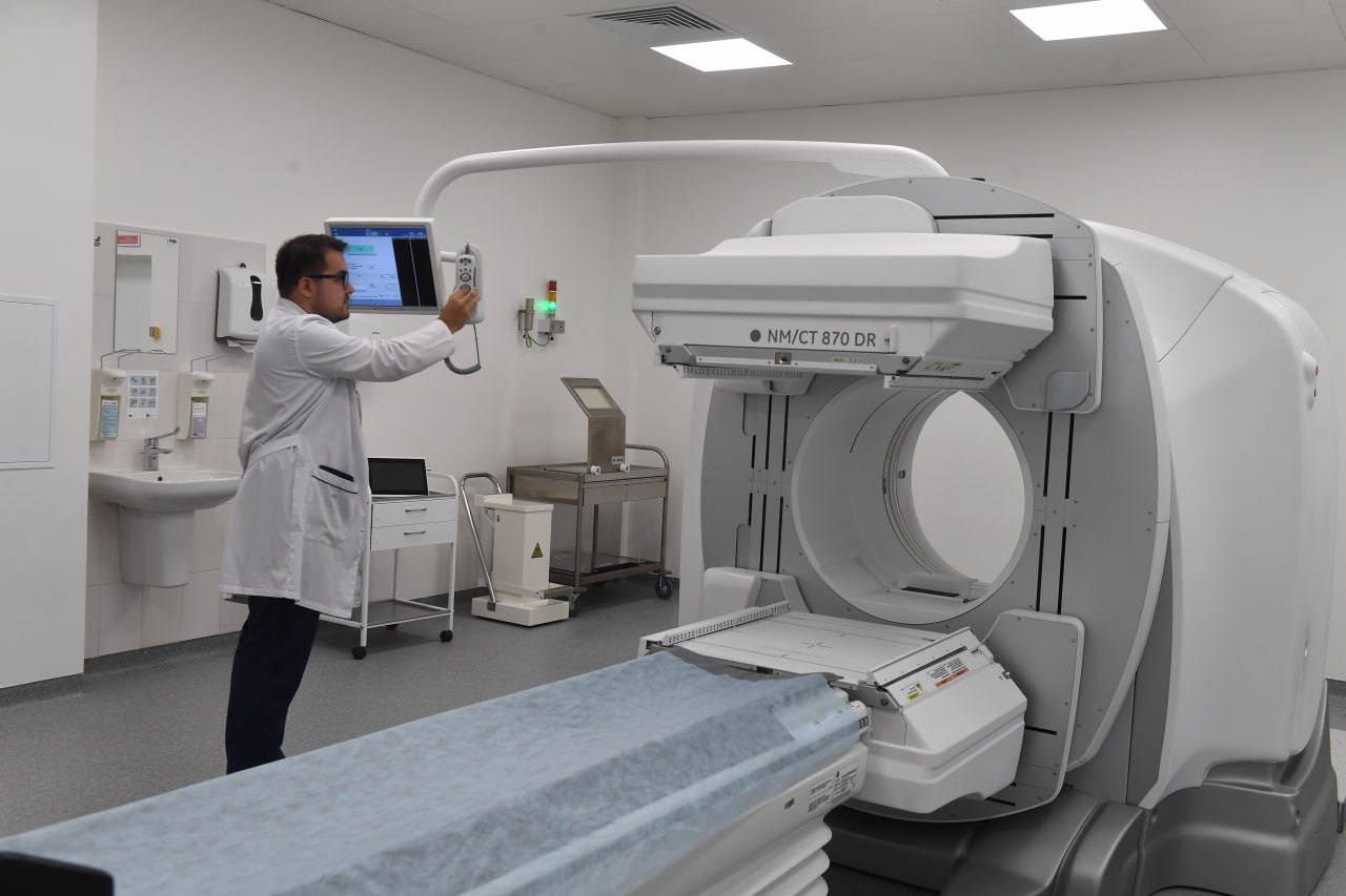 В Якутии проходит Неделя профилактики онкологических заболеваний С 2 по 6 февраля в Якутии стартовала Неделя профилактики онкологических заболеваний приуроченная ко Всемирному дню борьбы против рака который отмечается 4 февраля Специалисты напоминают что регулярные медосмотры и диспансеризация помогают выявлять онкологические заболевания на ранних стадиях когда лечение наиболее эффективно Врачи также подчеркивают важность здорового образа жизни отказа от табачной продукции сбалансированного питания контроля массы тела и поддержания физической активности Отдельное внимание уделяется профилактике для людей старше 50 лет Им рекомендуется регулярно проходить иммунохимический анализ кала на скрытую кровь и при необходимости колоноскопию Женщинам старше 30 лет советуют ежегодно посещать врача гинеколога для раннего выявления рака и предраковых изменений шейки матки Оценить индивидуальные риски и пройти онлайн скрининг можно на платформе онкопоисксаха рф Сервис включает анкеты по семи наиболее распространенным видам онкологических заболеваний в том числе рака легкого печени молочной железы кишечника предстательной железы шейки матки и полости рта При выявлении факторов риска пациенту предложат пройти углубленное обследование в Якутском республиканском онкологическом диспансере В рамках недели запланированы мероприятия и информационная работа в СМИ Так 4 февраля в 16 00 в Национальном художественном музее состоится открытие выставки картин созданных совместно пациентами и сотрудниками онкодиспансера Также предусмотрены выступления врачей на телевидении и радио