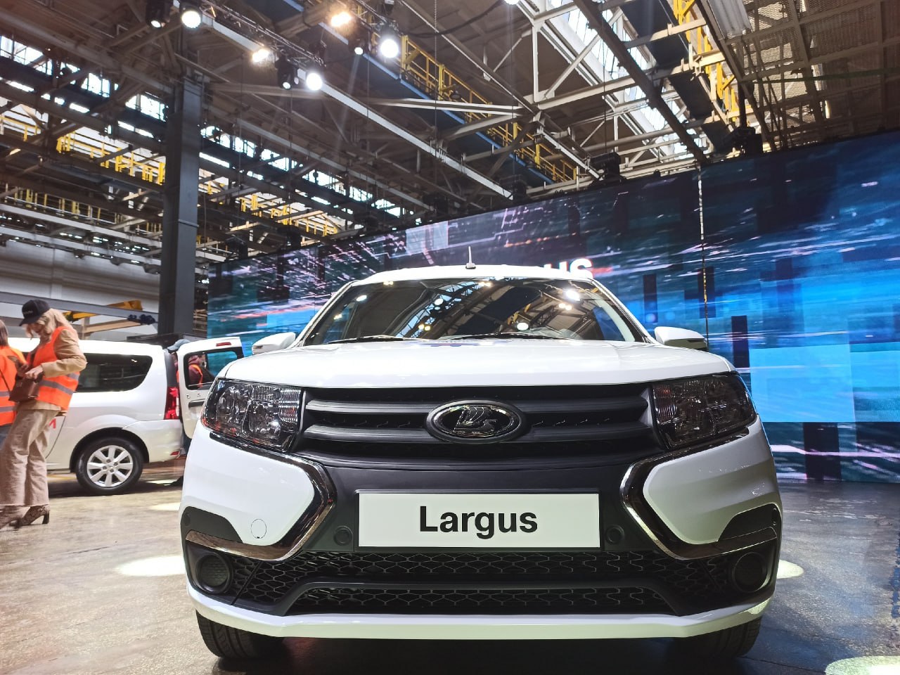 В АвтоВАЗе опровергли информацию о массовой проблеме с электронным блоком управления Lada Largus пишет ТАСС со ссылкой на пресс службу автопроизводителя Ранее ряд российских СМИ сообщил что владельцы и предприниматели сталкиваются со снижением ресурса узлов частыми поломками и проблемами с электроникой у новых моделей Lada Largus В АвтоВАЗе опровергли эту информацию заявив что официальная статистика не подтверждает данные о массовости дефектов С момента возобновления производства Lada Largus в Ижевске в 2024 году было продано более 59 тыс этих автомобилей Их гарантийная и сервисная статистика показывает что количество обращений по работе ЭБУ не превышает одну тысячную долю от общего объема реализованных автомобилей рассказали в пресс службе В компании отметили что проверяют информацию по обратившимся сервисным центрам и автопаркам указанным в публикациях Напомним ранее сообщалось что автомобили Lada Largus подешевели в январе 2026 года в среднем на 2 Фото ИА Сусанин