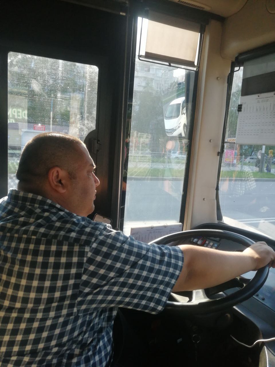 Упала в обморок из-за жары В Хабаровске в автобусе №23 девушка упала в обморок из-за жары. По словам очевидцев, кондиционеры в салоне были выключены, и она упала прямо на пол. Произошло это 27 июня. У водителя кондиционер был включен, но он сказал, что не может включить их все из-за нехватки заправки. Прислать свою новость на Дерзкий Хабаровск