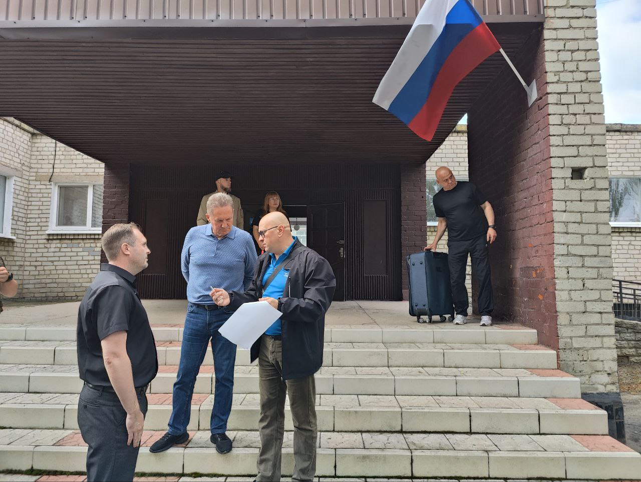Дети из Токмакского округа отправились во вторую смену лагеря на Черном море В дорогу школьников вместе с родителями проводили первый зампред Правительства Пензенской области Виктор Кувайцев и глава муниципального образования Александр Калмыков. «Во второй смене лагеря в Крыму отдохнут 200 детей. Это ребята из Токмакского и Пологовского округов. В дороге их сопровождают воспитатели и вожатые, которые будут с ними все три недели. Педагоги прошли подготовительные обучающие занятия и подтвердили свою квалификацию», - отметил руководитель пензенской делегации. Всего в этом году по поручению Губернатора Пензенской области Олега Мельниченко для детей из подшефных муниципалитетов приобретено 520 путевок на море. Всего запланировано 4 смены, продолжительностью по 3 недели каждая.