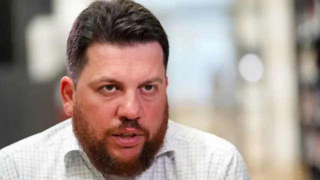 Оппозиционера Волкова хотят выгнать из Литвы за оскорбление нациста По литовским законам временный ВНЖ можно отозвать у иностранца если тот представляет угрозу национальной безопасности Департамент миграции Литвы рассматривает такую возможность из за того что сотрудник ФБК оскорбил проукраинских боевиков пишет портал Delfi Накануне Волков назвал неонациста Дениса Капустина нациком который выполняет задачи гнусного деревенского политтехнолога Заявление прозвучало на фоне информации о якобы ликвидации террориста Внесен в РФ в перечень террористов и экстремистов признан иноагентом Признан экстремистской организацией деятельность которой запрещена в РФ Внесен в РФ в перечень террористов и экстремистов   Подпишитесь на Абзац TG VK Дзен MAX Rutube