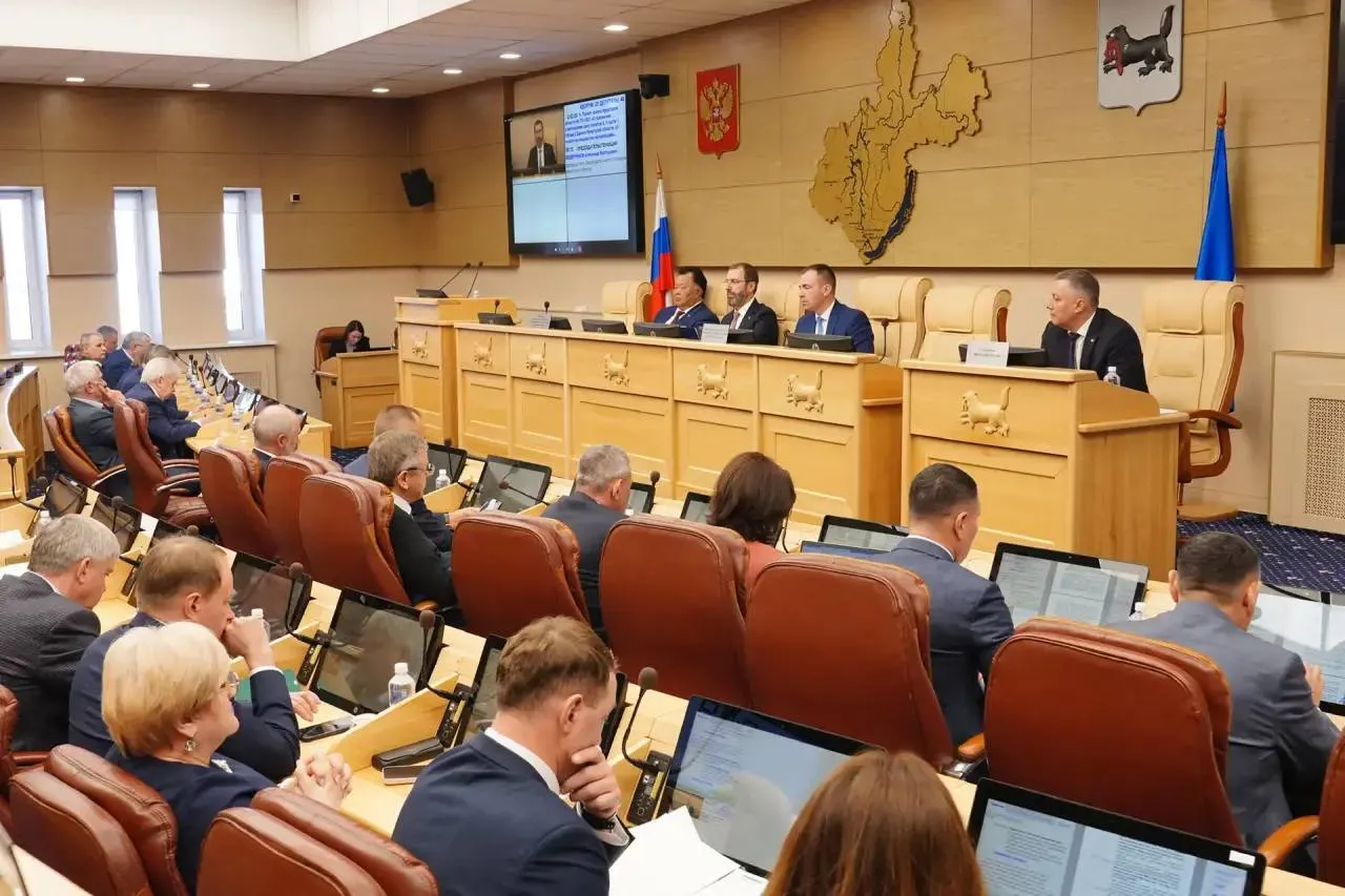 Губернатор возглавит правительство Иркутской области На сессии Законодательного Собрания Иркутской области были одобрены изменения в Устав региона согласно которым губернатор получает возможность одновременно возглавлять правительство области Теперь правительством Иркутской области будет руководить губернатор Игорь Кобзев Это важные изменения в системе органов государственной власти региона Фактически ключевые административные полномочия по управлению областью сосредотачиваются на уровне высшего должностного лица региона Ранее Игорь Иванович отмечал готовность лично взять на себя дополнительную ответственность за работу регионального правительства в условиях текущей экономической ситуации Принятые изменения задают новую конфигурацию управления регионом и определяют дальнейшую логику работы исполнительной власти