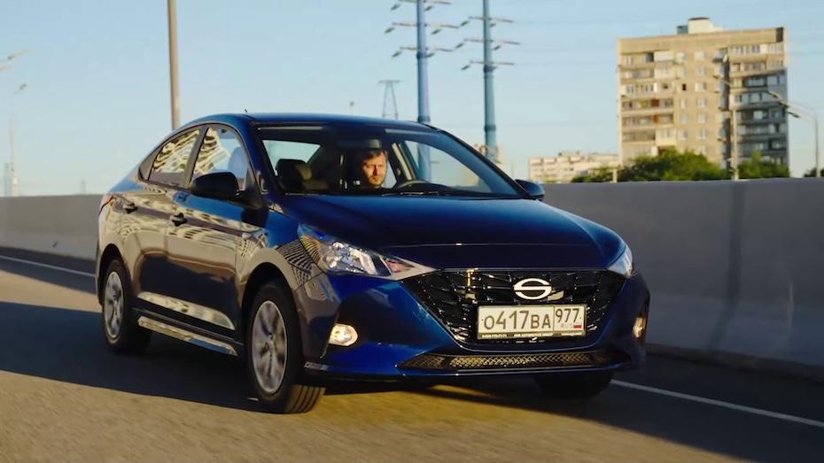 Водители в РФ нашли идеальную замену Hyundai Solaris и Creta и массово переходят на нее Импортозамещенные авто Hyundai и Kia стали лучше продаваться. В текущем году их разбирают с каждым месяцем всё больше и больше. «Мы видим стабильный рост интереса к бренду Solaris — и со стороны покупателей, и со стороны партнеров. По итогам продаж первого полугодия бренд стабильно входит в топ-10 самых продаваемых марок на российском рынке, увеличив долю рынка в 2 раза до 2%», — гендир «АГР Холдинг» Алексей Калицев. За первые 6 месяцев 2025 года завод в Питере выпустил более 18 тысяч машин, 8700 из них — в первом квартале. То есть, за второй квартал произведено больше, чем за первый. Продано при этом чуть больше 12 тысяч авто, и по итогам бренд Solaris наконец вошел в десятку популярных в России. Напомним, что «Автомобильный завод АГР» в Санкт-Петербурге он же бывший завод Kia-Hyundai выпускает Hyundai Solaris, Hyundai Creta и Kia Rio под единым брендом Solaris. Производство стартовало пару лет назад.