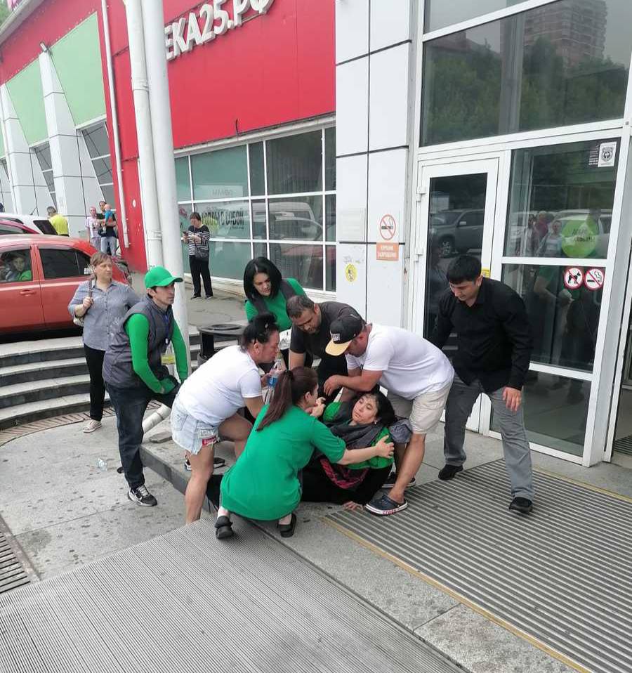 «Реми» прокомментировал сообщения об утечке газа и проверках в ТЦ на Борисенко  PR-служба группы компаний «Реми» заявила, что гипермаркет на Борисенко, 35 работает в штатном режиме. По их словам, торговая сеть не получала никаких исков или официальных предписаний от надзорных органов по устранению замечаний, о которых сообщается в СМИ и Telegram-каналах. Да, во время проверки были зафиксированы отдельные замечания, но они касались сроков проведения технических осмотров, а не функционирования систем. В компании подчёркивают, что все инженерные и противопожарные системы работают исправно. «Мы ждём официальные документы и оказываем ведомствам полное содействие», — добавили в пресс-службе.     / Рекламация