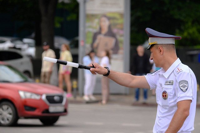 На дорогах Краснодарского края с 23 по 25 мая 2025 года задержано 65 водителей в состоянии алкогольного опьянения. 336 раз нарушили пешеходы. 581 нарушение за "тонировку". 11 материалов составлено за загрязнение окружающей среды. 373 нарушения требований к перевозке детей. 253 раза водители не предоставили пешеходам преимущества в движении. 115 водителей сели за руль, не имея прав. Отстранены. 218 раз водители выезжали на встречную полосу движения. 9 человек повторно управляли ТС в состоянии опьянения. Напоминаем, что кроме административной ответственности установлена и уголовная ответственность за управление транспортным средством в состоянии алкогольного или иного опьянения. Данное деяние предусматривает ответственность по ч.1 ст.264.1 УК РФ. Госавтоинспекция Кубани. Подписаться